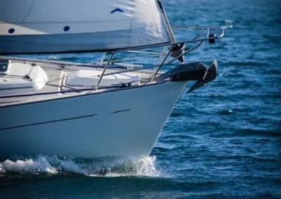 Trockeneisstrahlen zur Bootsreinigung und Entfernung von Antifouling