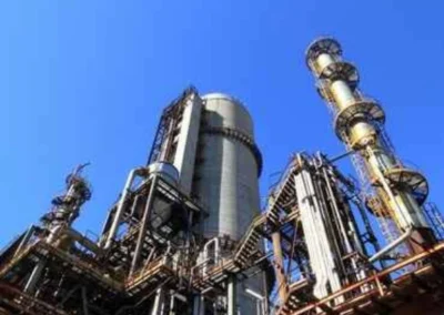 Trockeneisstrahlen in der chemischen Industrie zur Reinigung von Anlagen