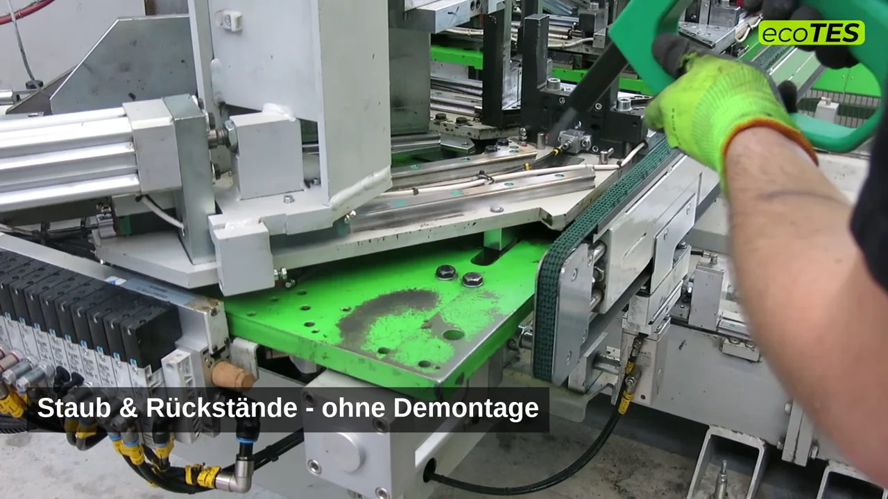 Maschinen reinigen mit Trockeneisstrahlen – ecoTES Trockeneisstrahlen entfernt Staub und Verkrustungen direkt an einer laufenden Maschine