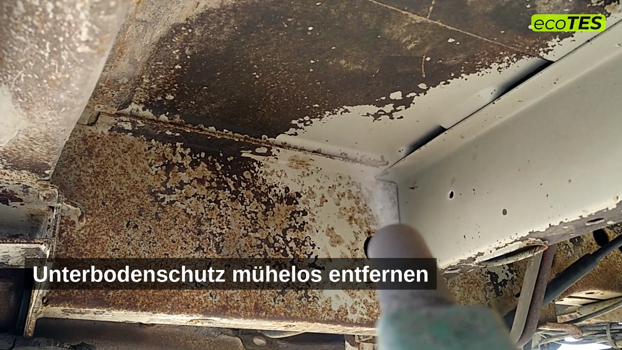 Trockeneisstrahlen in Aktion – Unterbodenschutz entfernen | ecoTES ecoJET Trockeneisstrahlgeräts sprüht CO₂-Pellets auf verrosteten Fahrzeug-Unterboden