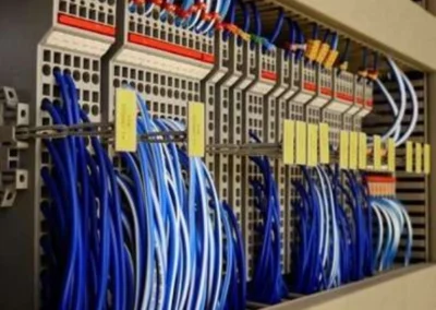 Trockeneisstrahlen zur Reinigung von Schaltschränken in der Elektroindustrie