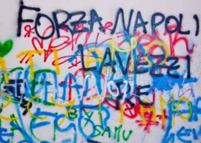 Trockeneisstrahlen zur rückstandslosen Entfernung von Graffiti auf Wänden