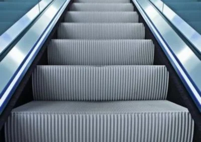 Trockeneisstrahlen zur Reinigung von Rolltreppen und Rollstegen