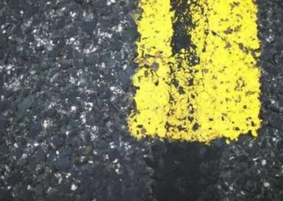 Trockeneisstrahlen zur Entfernung alter Straßenmarkierungen auf Asphalt