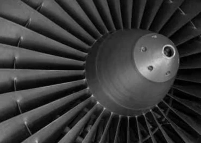 Trockeneisstrahlen zur Reinigung von Turbinenschaufeln in Flugzeugtriebwerken